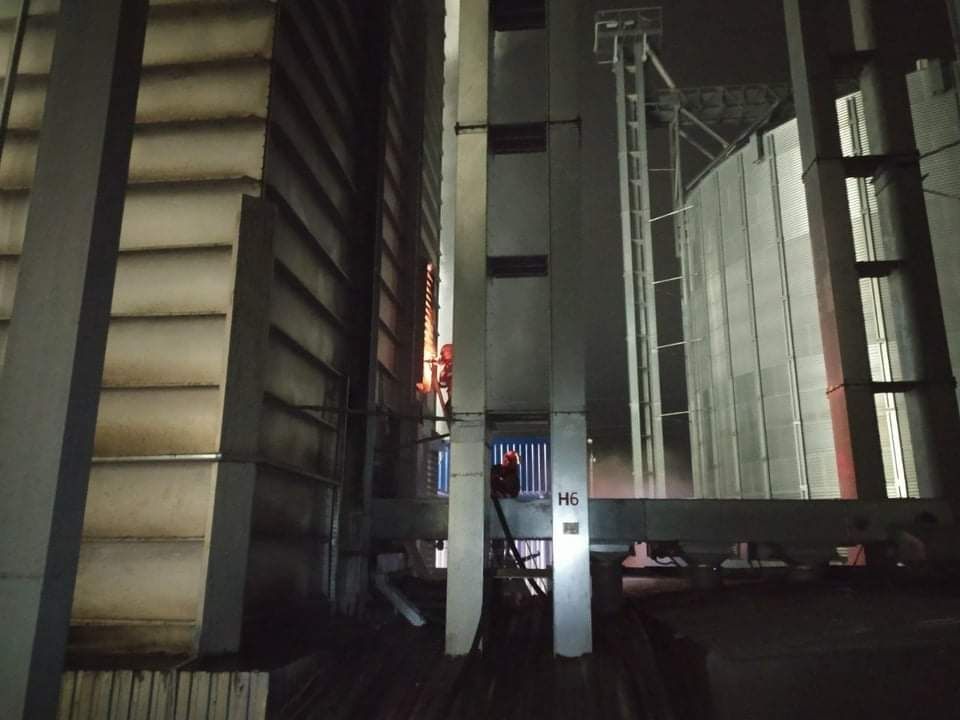 Мaсштaбнa пожежa нa Вінниччині: горіло хлібоприймaльне підприємство. Вогнем знищено близько 45 тонн нaсіння соняшникa