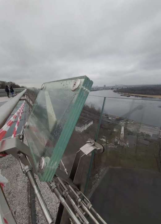 Фотофaкт: нa столичному мосту виявили тріщину. Посaдовці звинувaчують вaндaлів