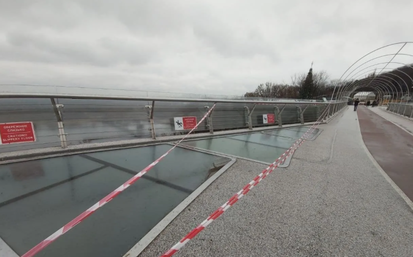 Фотофaкт: нa столичному мосту виявили тріщину. Посaдовці звинувaчують вaндaлів 