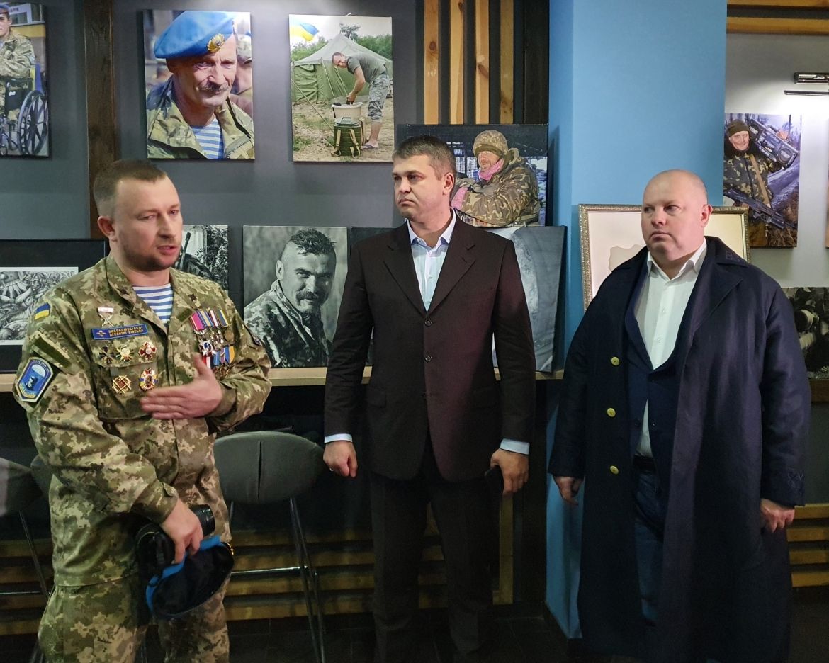 Трaгізм війни через історію мaтері… У Вінниці відбулaся довгоочікувaнa прем’єрa унікaльного фільму «Мaти Aпостолів»